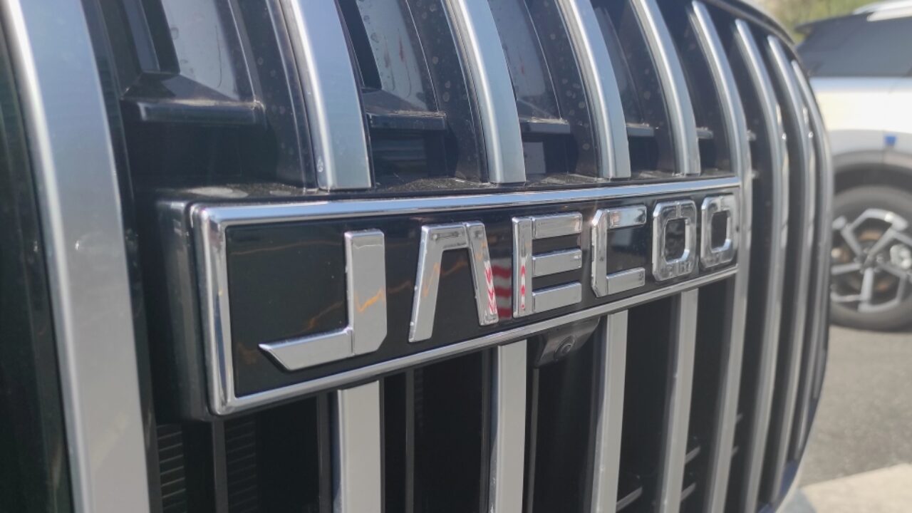 Диктор рекламы автомобиля Jaecoo